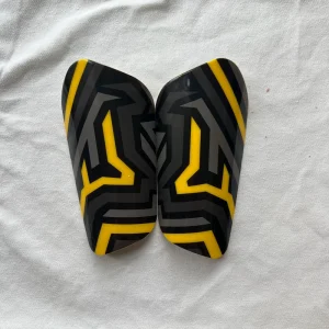 Customized Logo Football Shin Guards DIY Children Adult Sports Leggings Black and Yellow Stripes